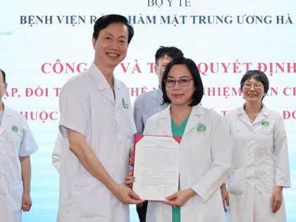 Trao quyết định bổ nhiệm cho - PGS.TS. Nguyễn Thị Hồng Minh, Trưởng khoa Nha chu, được bổ nhiệm kiêm nhiệm giữ chức vụ Trưởng phòng Đào tạo - Quản lý nghiên cứu khoa học và Hợp tác quốc tế.